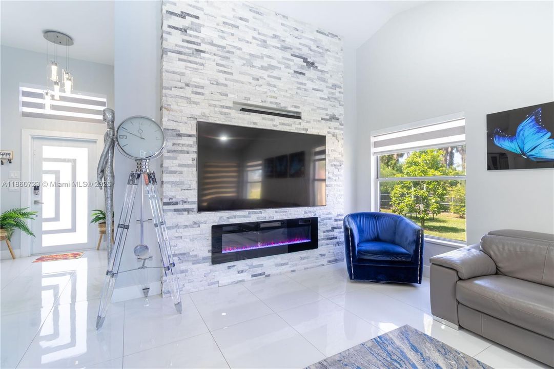 For Sale: $599,900 (2 beds, 2 baths, 1672 Square Feet)