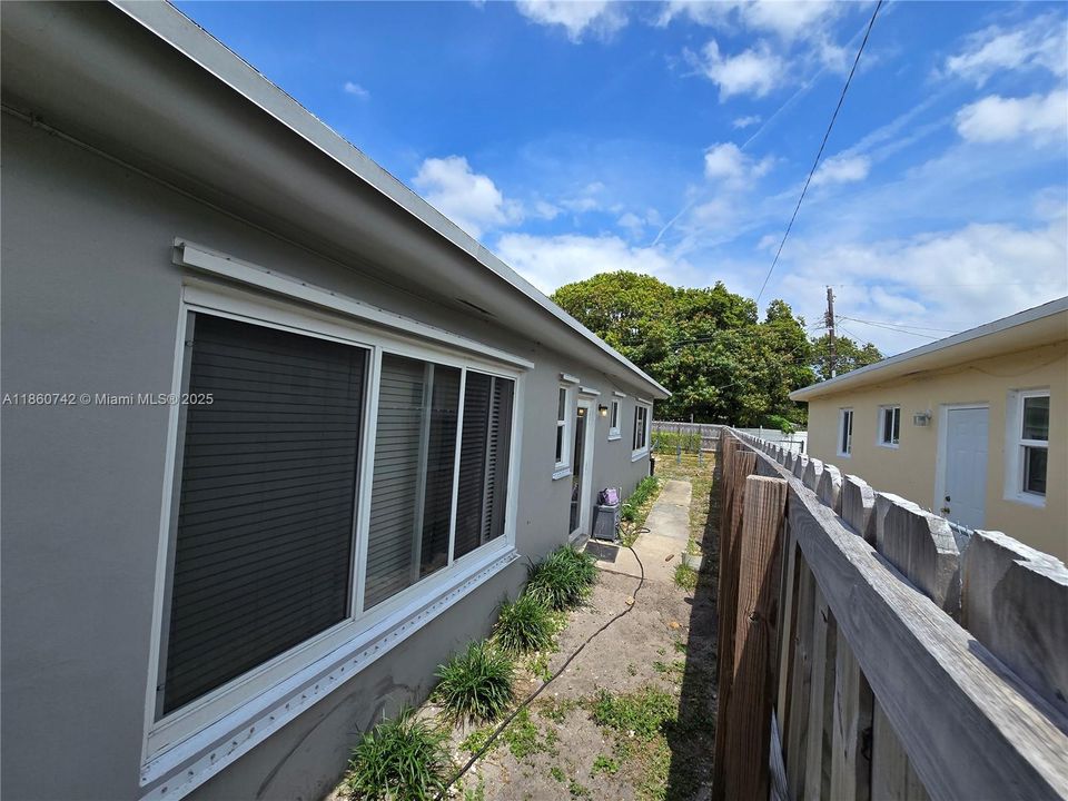 2283 Ne  2Beds 1Bath