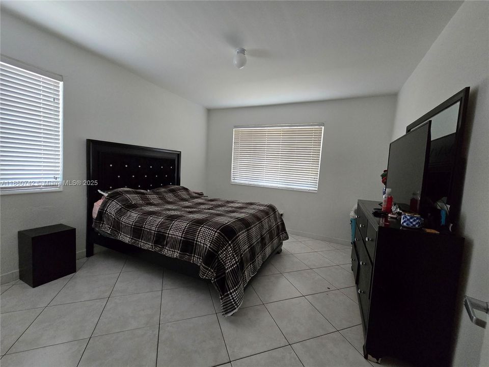 2281 Ne  1Bed 1Bath