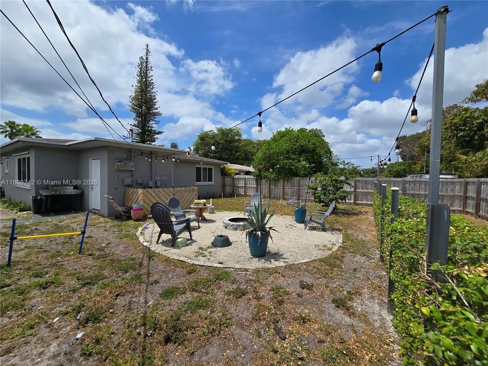 2283 Ne  2Beds 1Bath