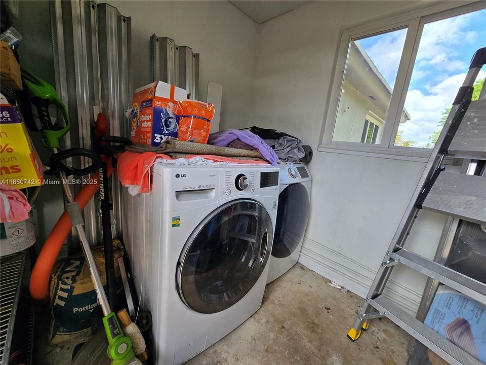 2283 Ne  2Beds 1Bath Laundry