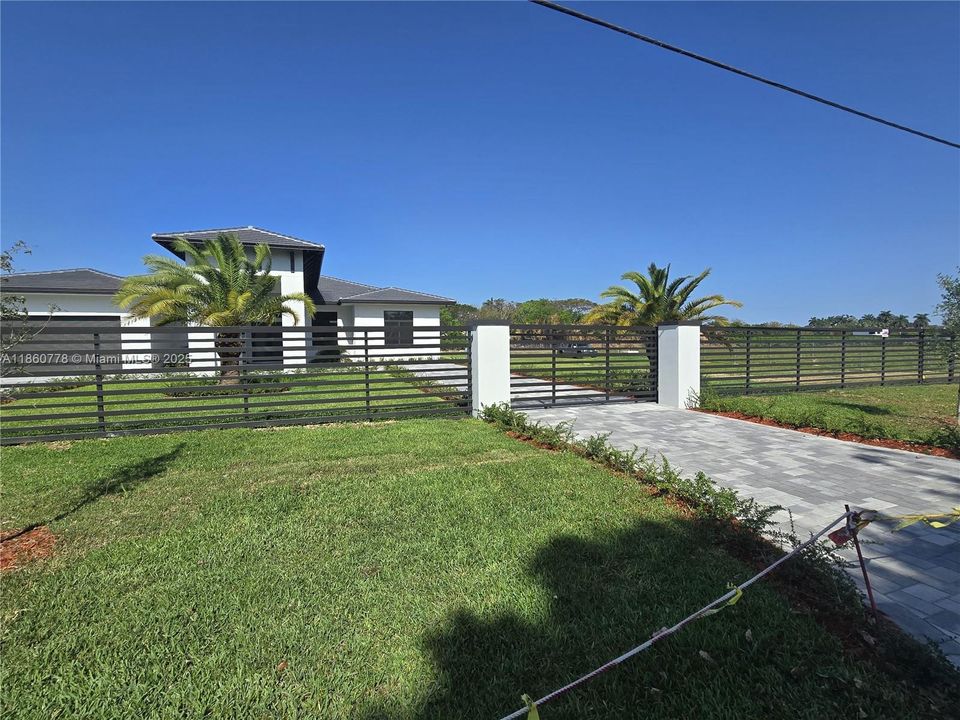 Recently Sold: $1,495,000 (5 beds, 4 baths, 3328 Square Feet)