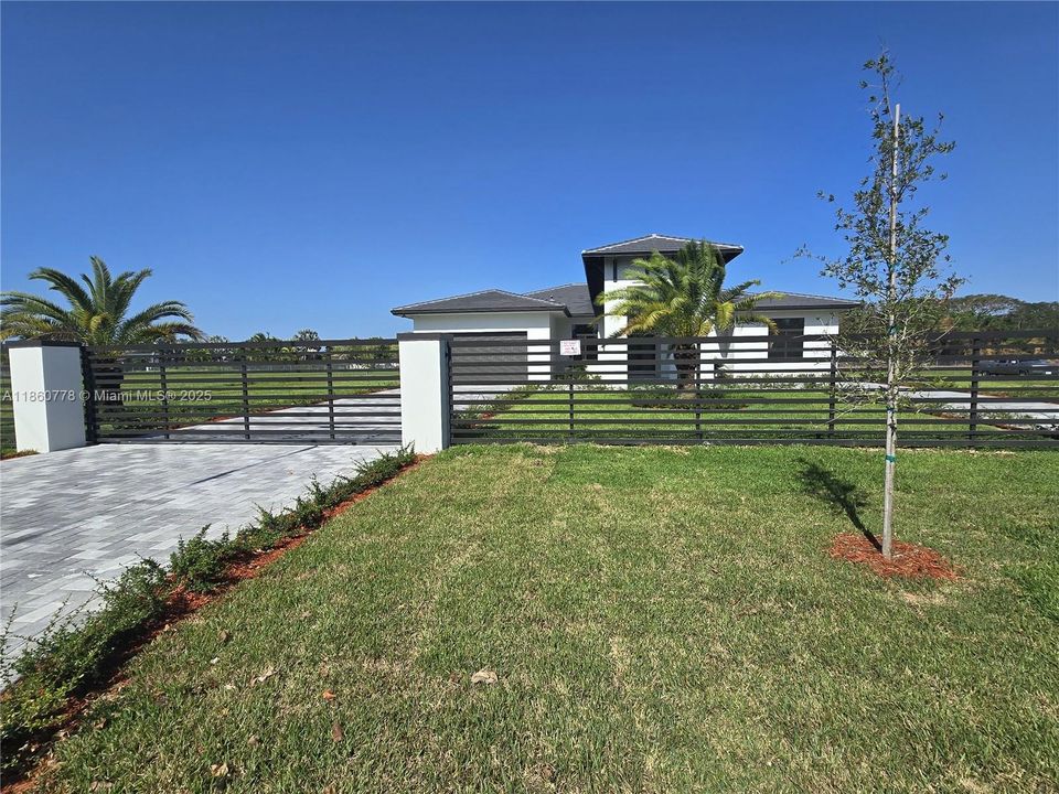 Recently Sold: $1,495,000 (5 beds, 4 baths, 3328 Square Feet)