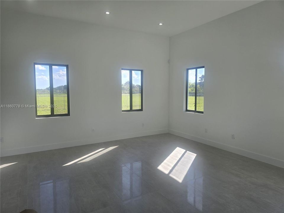 Recently Sold: $1,495,000 (5 beds, 4 baths, 3328 Square Feet)