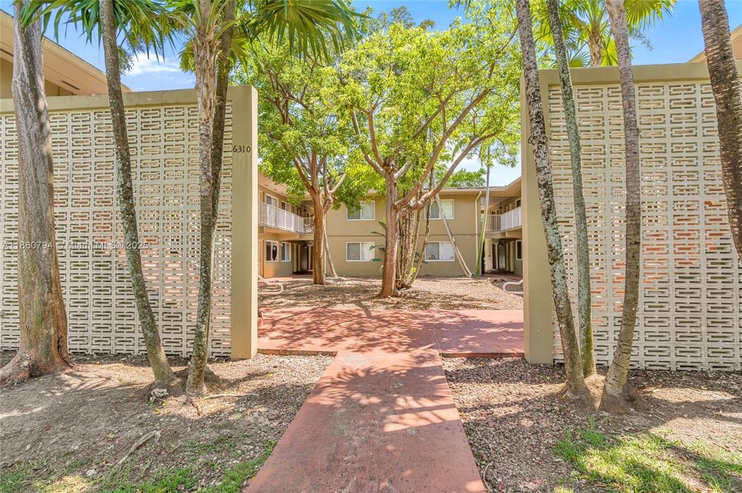 For Sale: $275,000 (1 beds, 1 baths, 510 Square Feet)