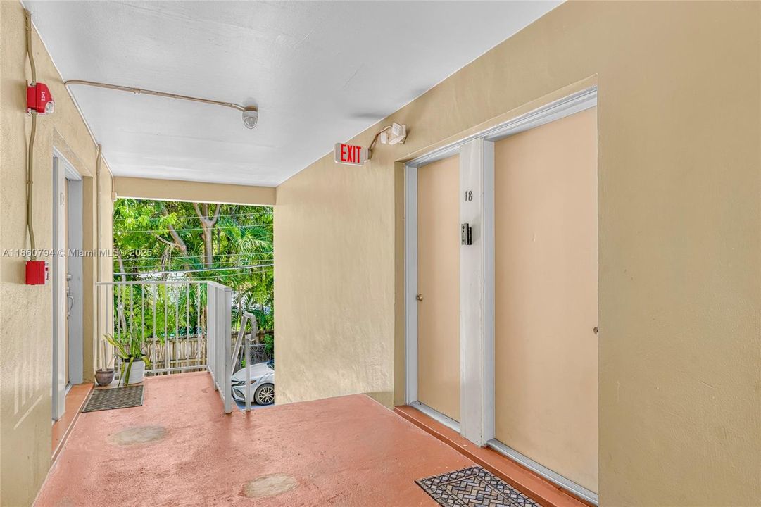 For Sale: $275,000 (1 beds, 1 baths, 510 Square Feet)