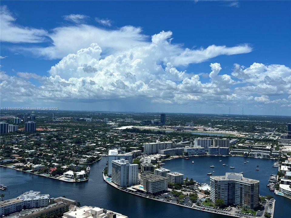 For Sale: $680,000 (1 beds, 1 baths, 871 Square Feet)