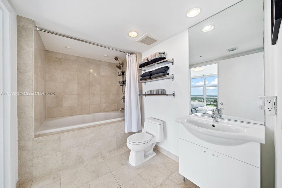 For Sale: $680,000 (1 beds, 1 baths, 871 Square Feet)