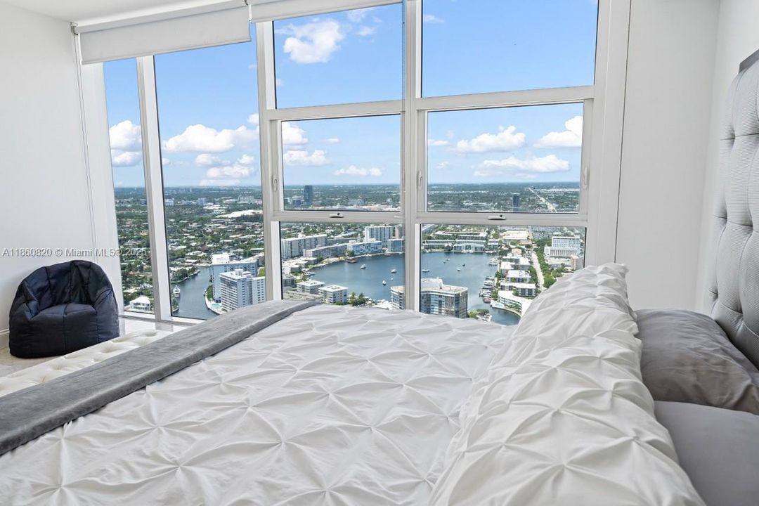 For Sale: $680,000 (1 beds, 1 baths, 871 Square Feet)