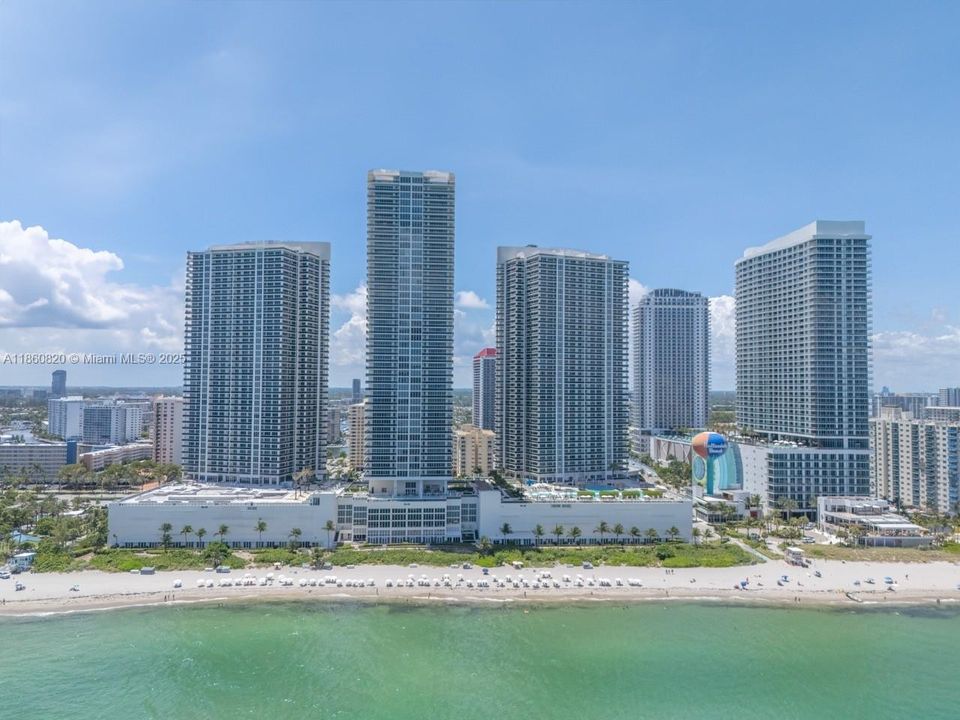 For Sale: $680,000 (1 beds, 1 baths, 871 Square Feet)