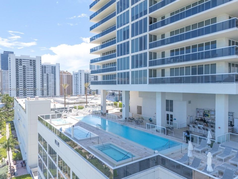 For Sale: $680,000 (1 beds, 1 baths, 871 Square Feet)