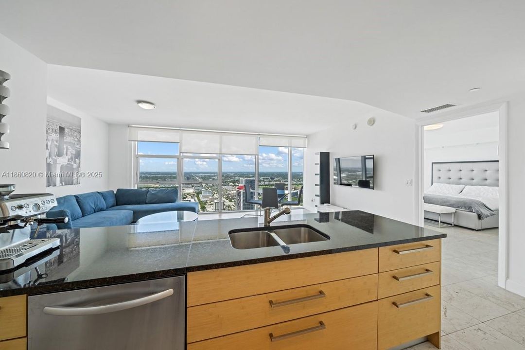 For Sale: $680,000 (1 beds, 1 baths, 871 Square Feet)