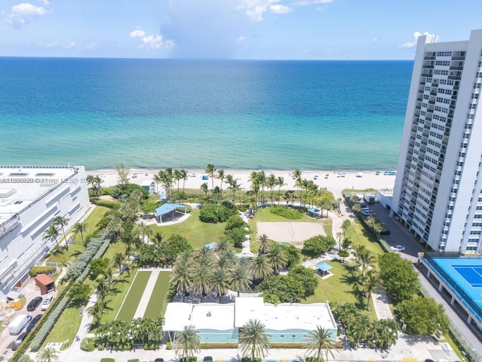 For Sale: $680,000 (1 beds, 1 baths, 871 Square Feet)