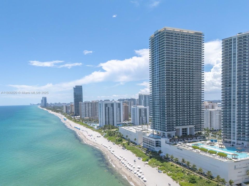 For Sale: $680,000 (1 beds, 1 baths, 871 Square Feet)