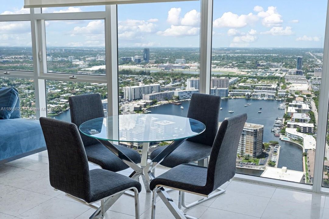 For Sale: $680,000 (1 beds, 1 baths, 871 Square Feet)