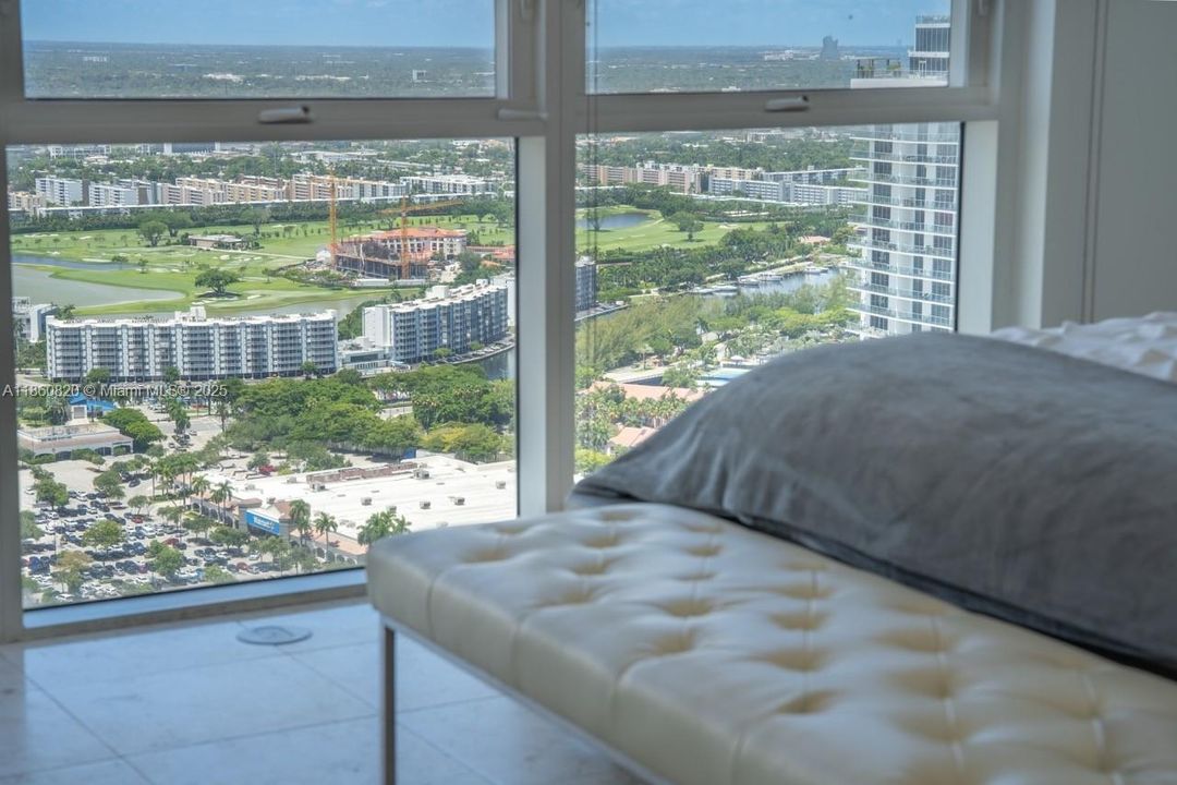 For Sale: $680,000 (1 beds, 1 baths, 871 Square Feet)