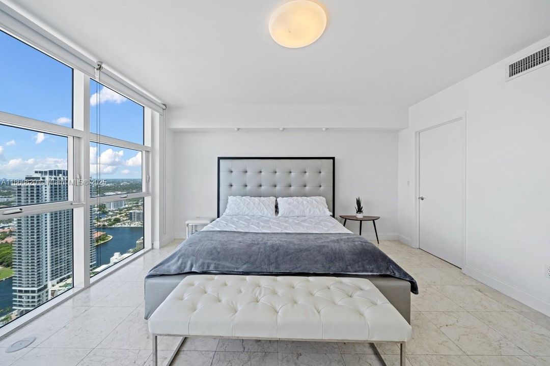 For Sale: $680,000 (1 beds, 1 baths, 871 Square Feet)