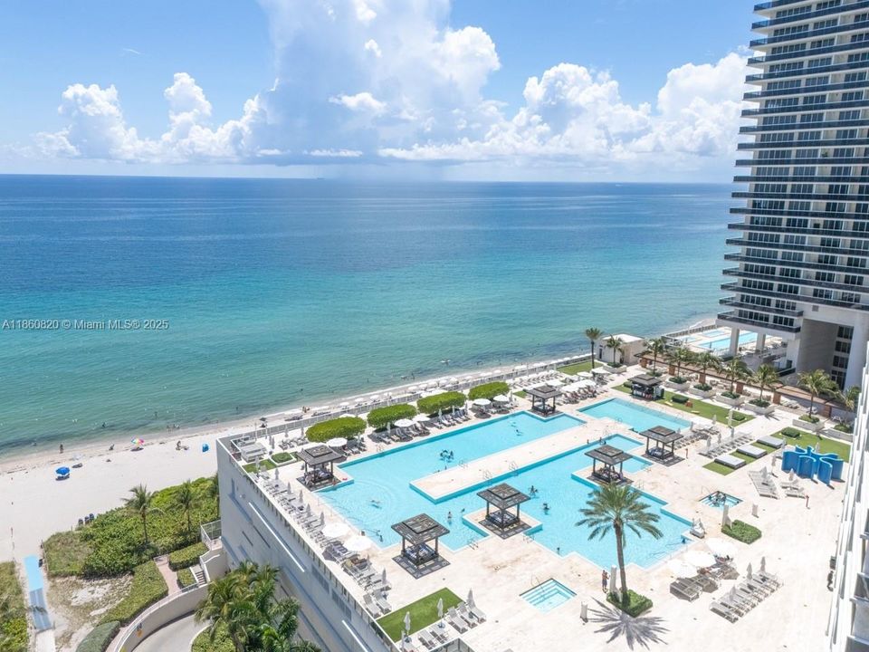 For Sale: $680,000 (1 beds, 1 baths, 871 Square Feet)