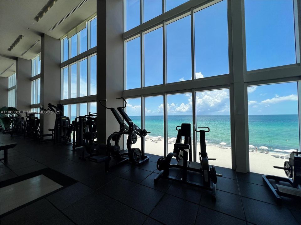 For Sale: $680,000 (1 beds, 1 baths, 871 Square Feet)