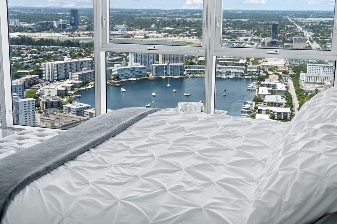 For Sale: $680,000 (1 beds, 1 baths, 871 Square Feet)