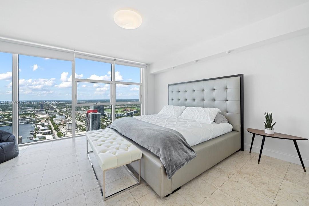 For Sale: $680,000 (1 beds, 1 baths, 871 Square Feet)