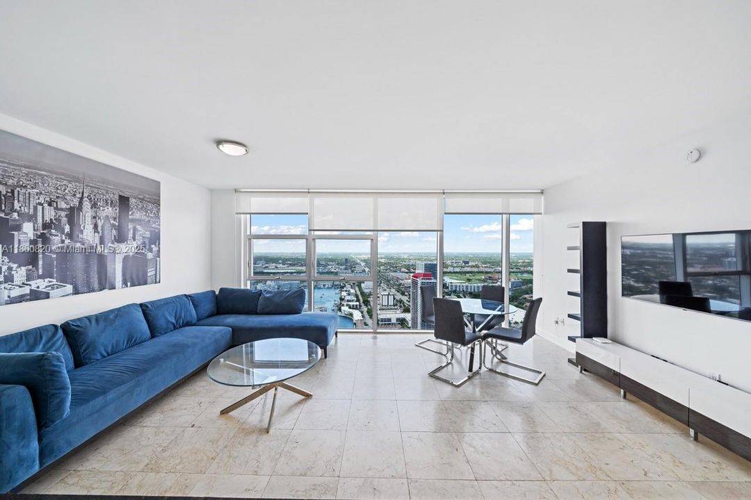 For Sale: $680,000 (1 beds, 1 baths, 871 Square Feet)