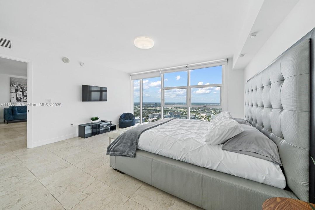 For Sale: $680,000 (1 beds, 1 baths, 871 Square Feet)