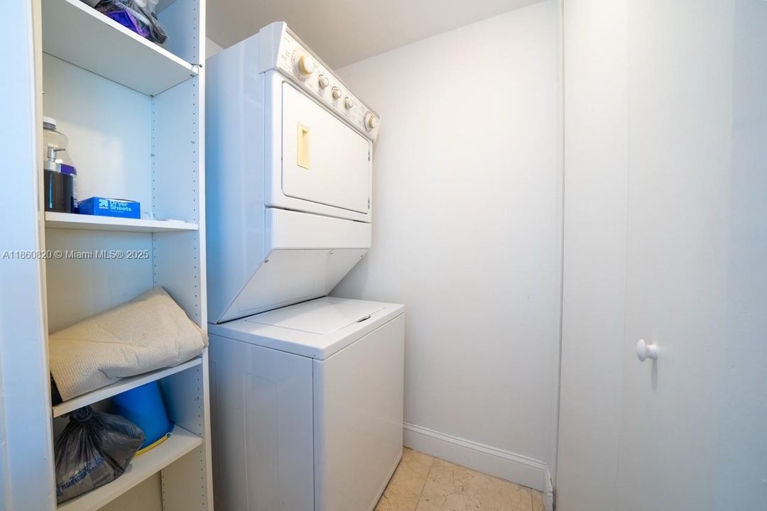 For Sale: $680,000 (1 beds, 1 baths, 871 Square Feet)