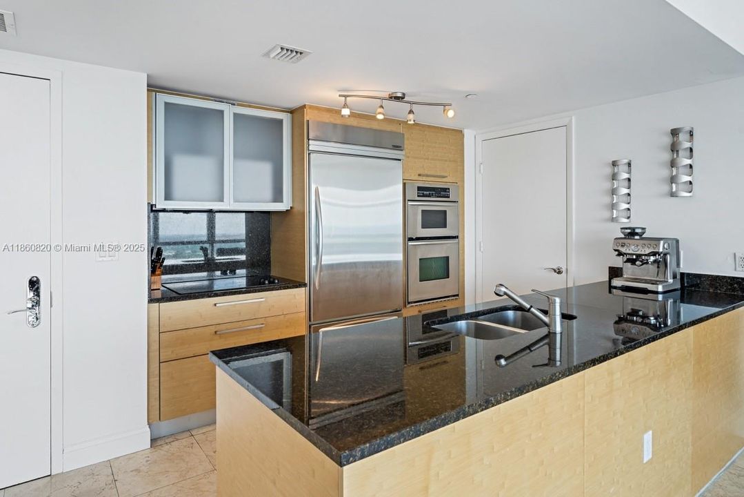 For Sale: $680,000 (1 beds, 1 baths, 871 Square Feet)
