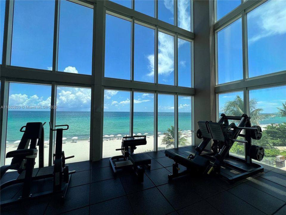 For Sale: $680,000 (1 beds, 1 baths, 871 Square Feet)