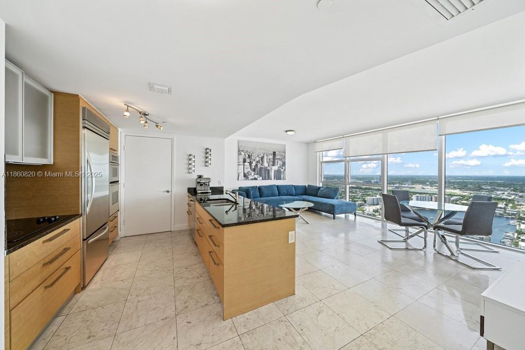 For Sale: $680,000 (1 beds, 1 baths, 871 Square Feet)