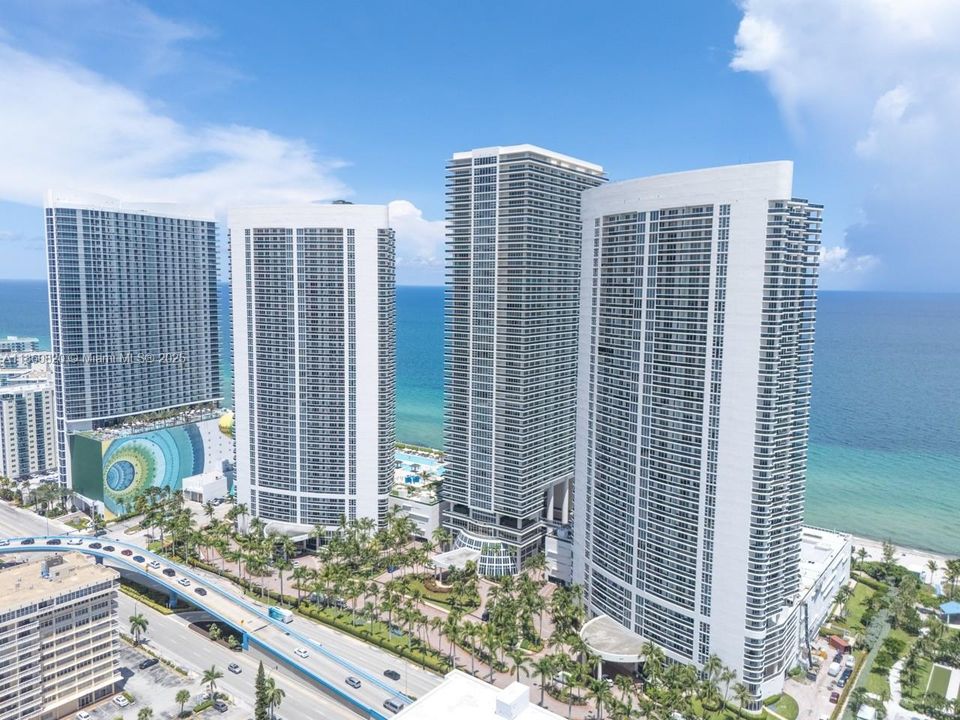 For Sale: $680,000 (1 beds, 1 baths, 871 Square Feet)