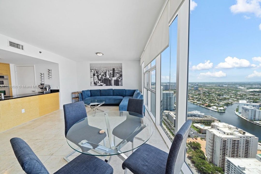 For Sale: $680,000 (1 beds, 1 baths, 871 Square Feet)