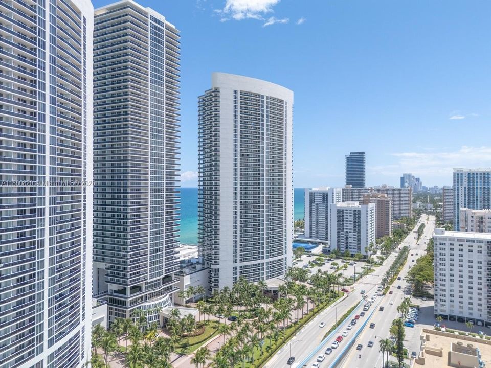 For Sale: $680,000 (1 beds, 1 baths, 871 Square Feet)