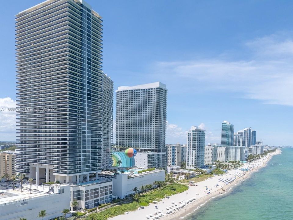 For Sale: $680,000 (1 beds, 1 baths, 871 Square Feet)