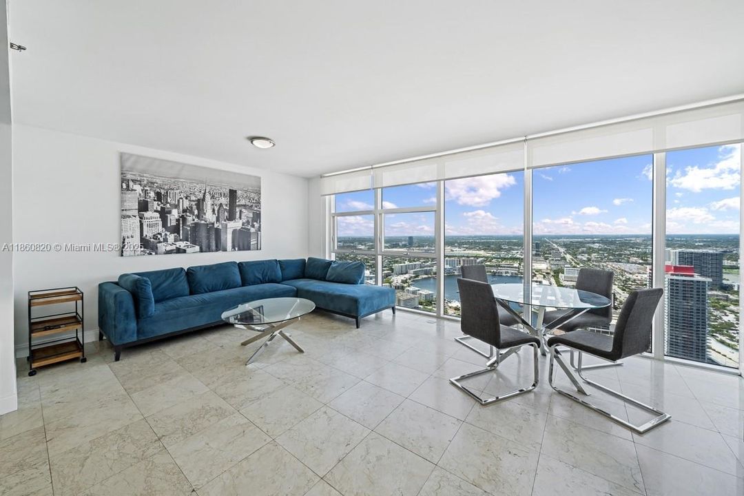 For Sale: $680,000 (1 beds, 1 baths, 871 Square Feet)