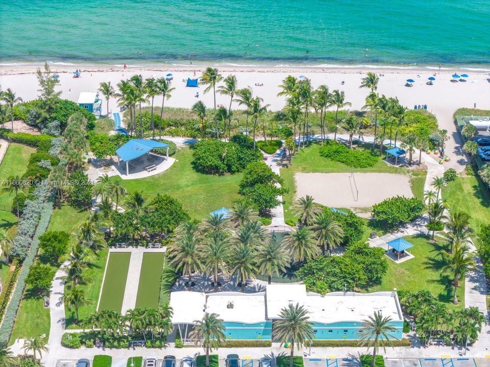 For Sale: $680,000 (1 beds, 1 baths, 871 Square Feet)