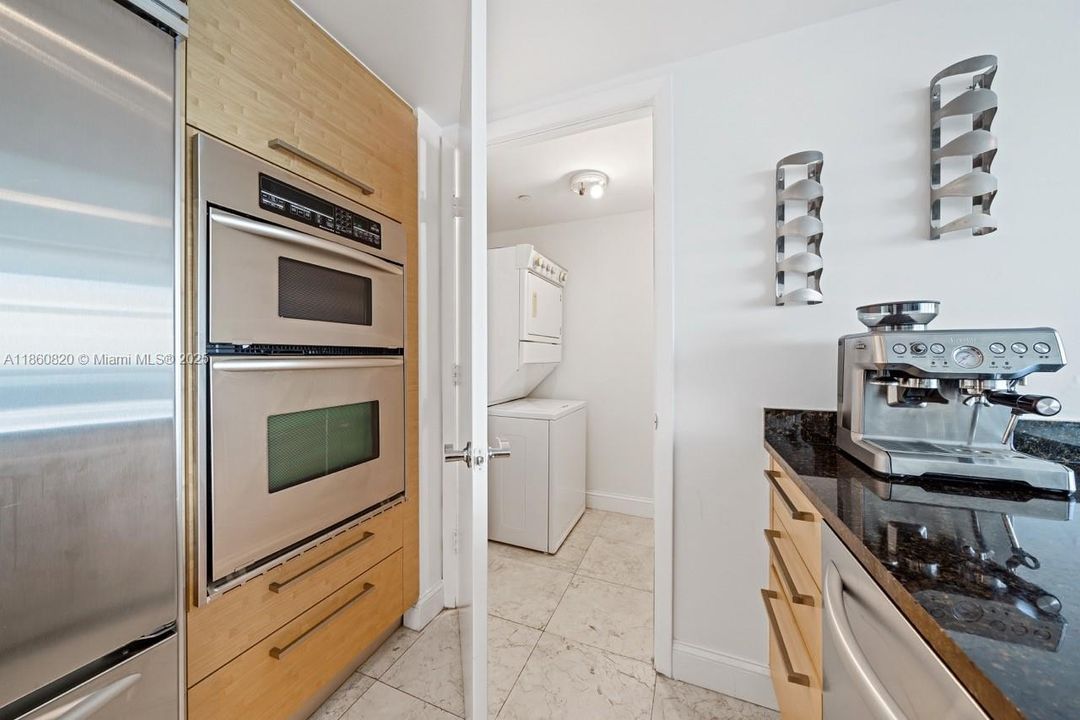 For Sale: $680,000 (1 beds, 1 baths, 871 Square Feet)