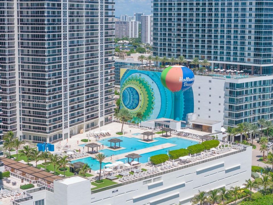 For Sale: $680,000 (1 beds, 1 baths, 871 Square Feet)