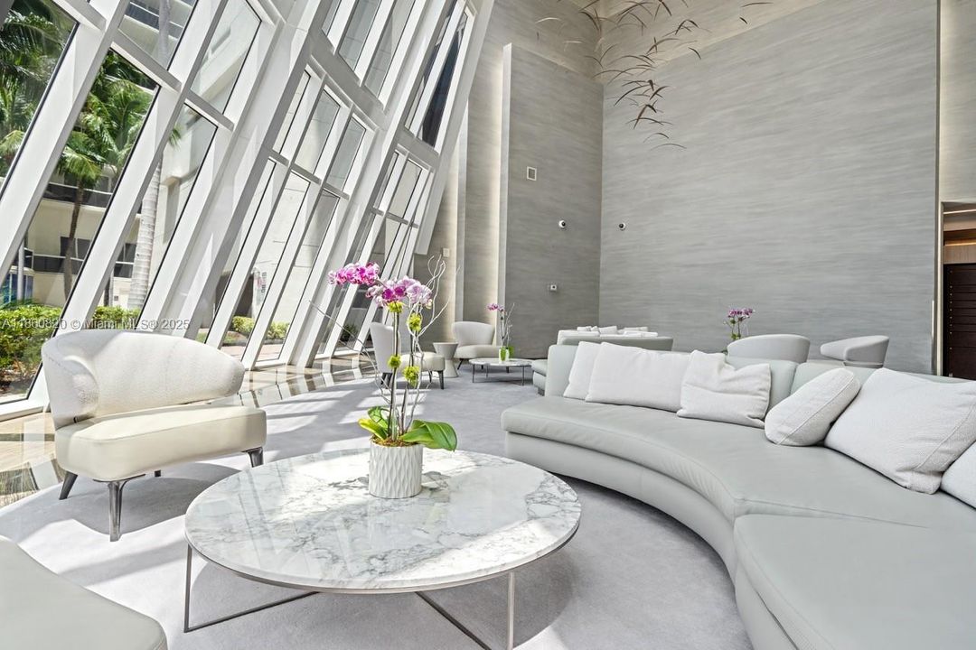 For Sale: $680,000 (1 beds, 1 baths, 871 Square Feet)