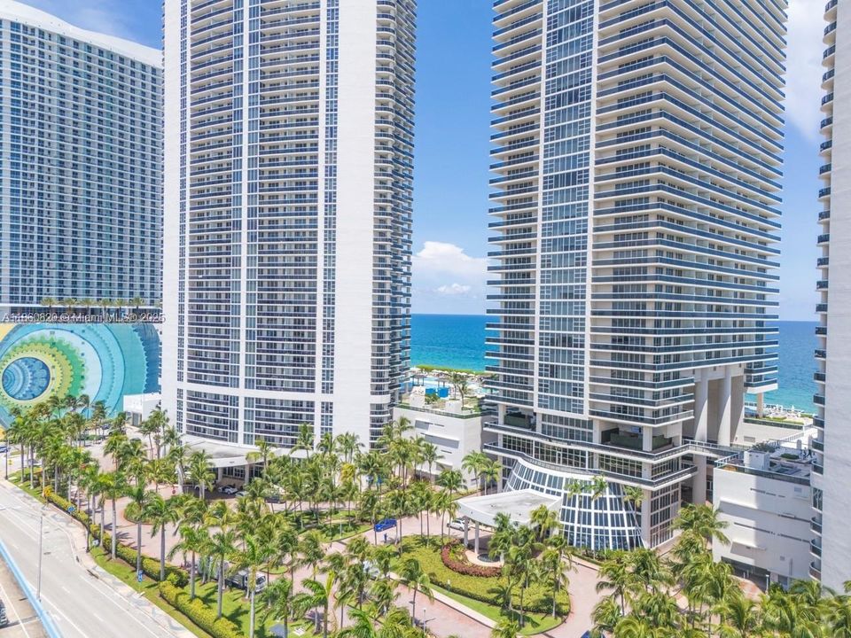 For Sale: $680,000 (1 beds, 1 baths, 871 Square Feet)