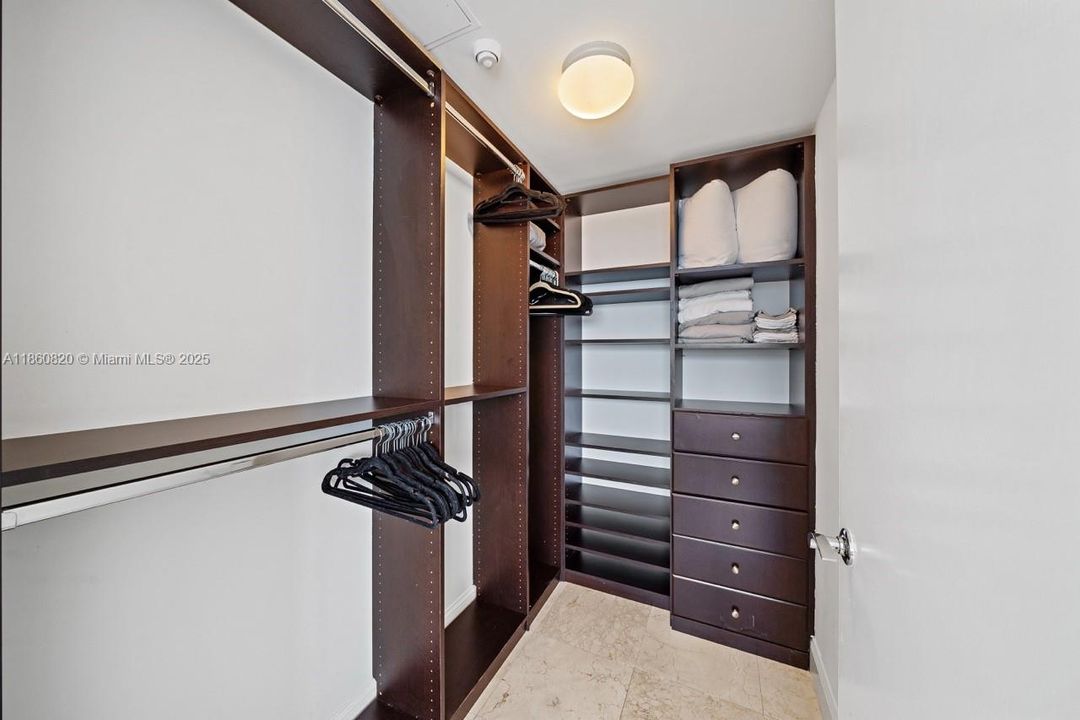 For Sale: $680,000 (1 beds, 1 baths, 871 Square Feet)