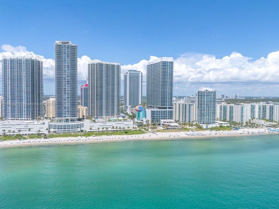 For Sale: $680,000 (1 beds, 1 baths, 871 Square Feet)