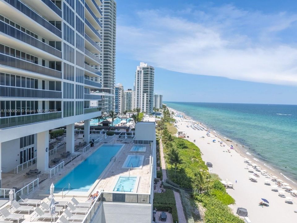 For Sale: $680,000 (1 beds, 1 baths, 871 Square Feet)