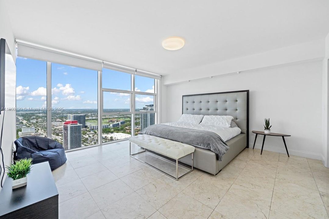 For Sale: $680,000 (1 beds, 1 baths, 871 Square Feet)