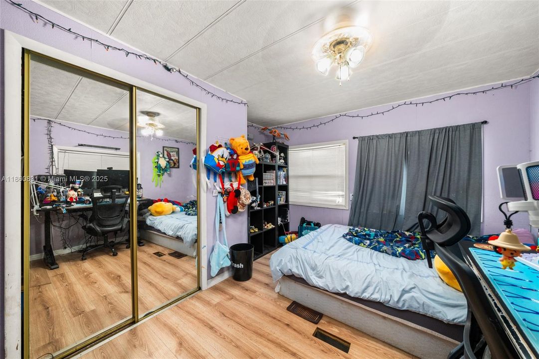 最近售出: $90,000 (2 贝兹, 1 浴室, 672 平方英尺)