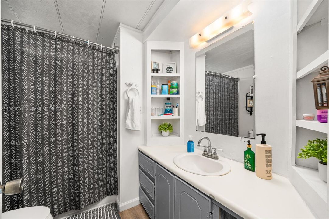 最近售出: $90,000 (2 贝兹, 1 浴室, 672 平方英尺)