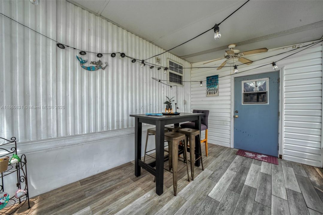 最近售出: $90,000 (2 贝兹, 1 浴室, 672 平方英尺)