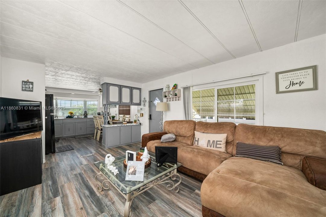 最近售出: $90,000 (2 贝兹, 1 浴室, 672 平方英尺)