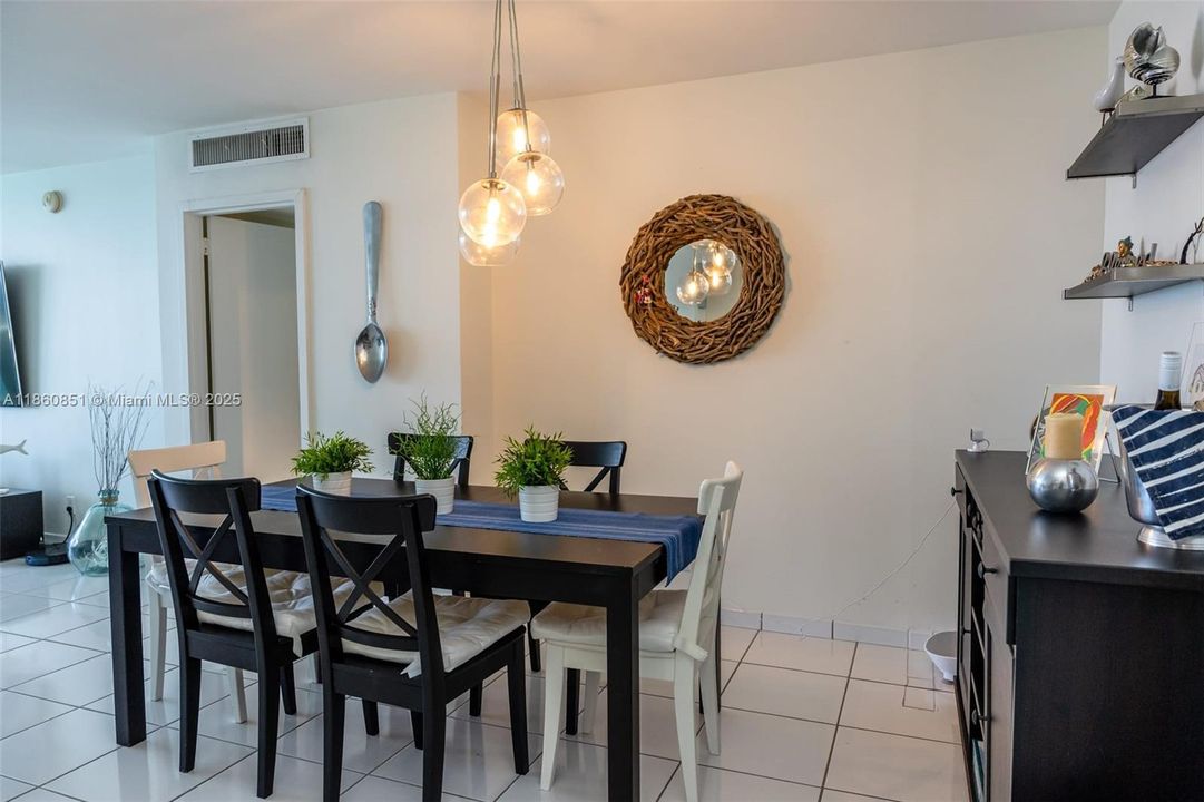 待售: $735,000 (2 贝兹, 2 浴室, 1080 平方英尺)